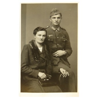 Фотопортрет немецкого пехотинца в мундире модели 40 , с женой. Espenlaub militaria